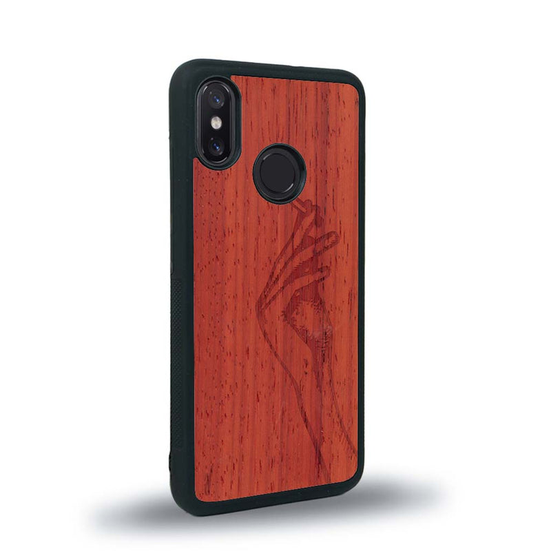 Coque de protection en bois véritable fabriquée en France pour Xiaomi Mi 8 représentant une main de femme tenant une cigarette de type line art en collaboration avec l'artiste Maud Dabs