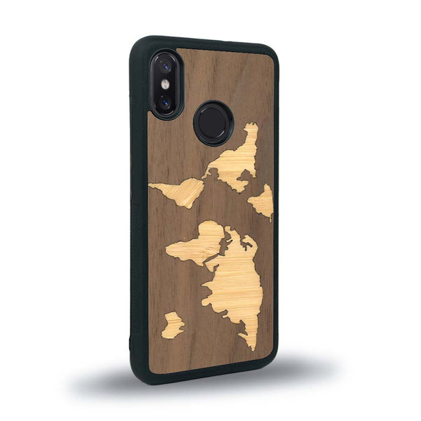 Coque de protection en bois véritable fabriquée en France pour Xiaomi Mi 8 alliant du bambou et du noyer sur le thème du voyage et de l'aventure représentant une mappemonde
