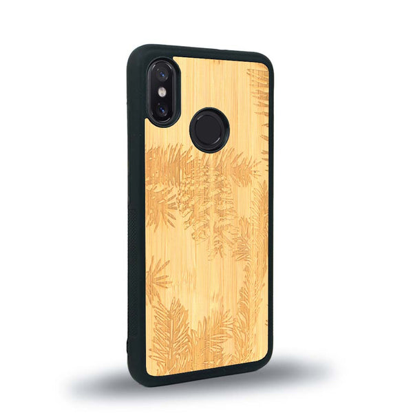 Coque de protection en bois véritable fabriquée en France pour Xiaomi Mi 8 sur le thème de la nature des arbres avec un motif de gravure représentant des épines de sapin et des pommes de pin