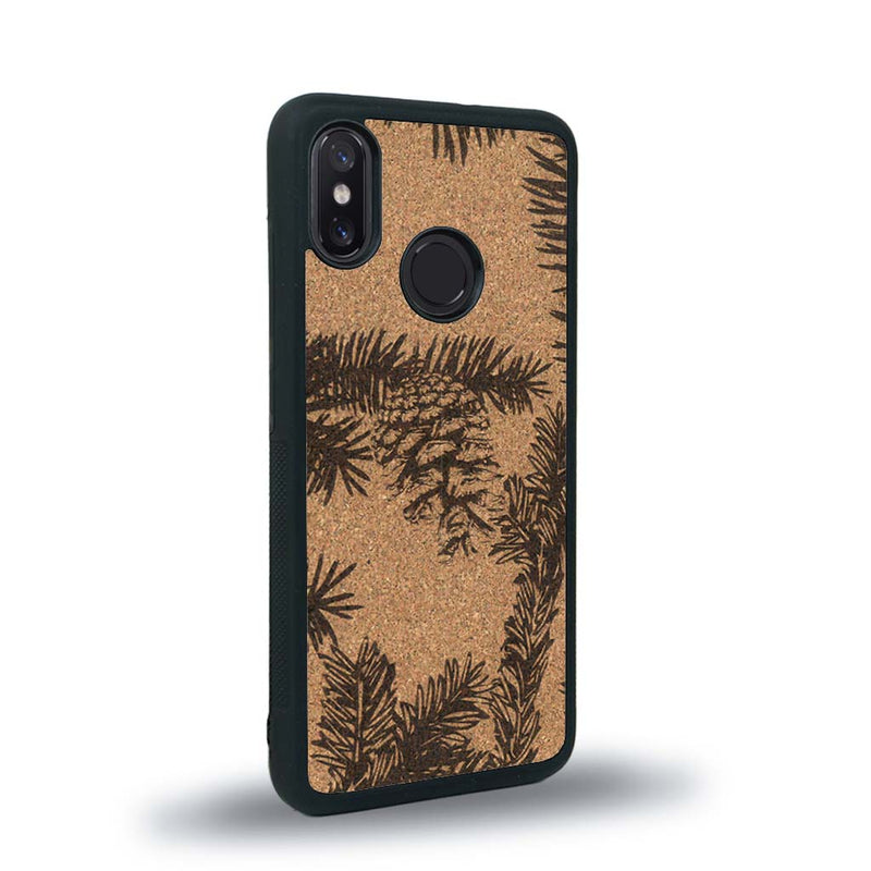 Coque de protection en bois véritable fabriquée en France pour Xiaomi Mi 8 sur le thème de la nature des arbres avec un motif de gravure représentant des épines de sapin et des pommes de pin