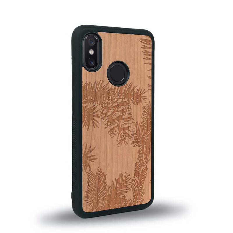 Coque de protection en bois véritable fabriquée en France pour Xiaomi Mi 8 sur le thème de la nature des arbres avec un motif de gravure représentant des épines de sapin et des pommes de pin