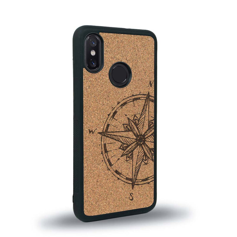 Coque de protection en bois véritable fabriquée en France pour Xiaomi Mi 8 avec une gravure "rose des vents" sur le thème nautique et de l'océan qui s'inspire des boussoles de pirate