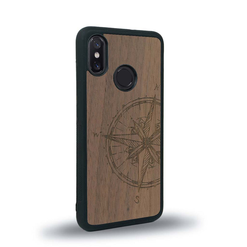 Coque de protection en bois véritable fabriquée en France pour Xiaomi Mi 8 avec une gravure "rose des vents" sur le thème nautique et de l'océan qui s'inspire des boussoles de pirate