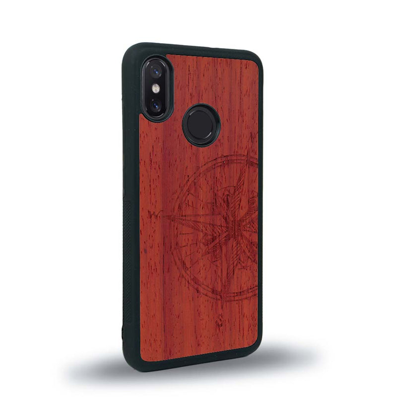 Coque de protection en bois véritable fabriquée en France pour Xiaomi Mi 8 avec une gravure "rose des vents" sur le thème nautique et de l'océan qui s'inspire des boussoles de pirate