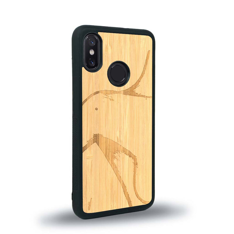 Coque de protection en bois véritable fabriquée en France pour Xiaomi Mi 8 représentant une silhouette féminine dessinée à la main par l'artiste Maud Dabs