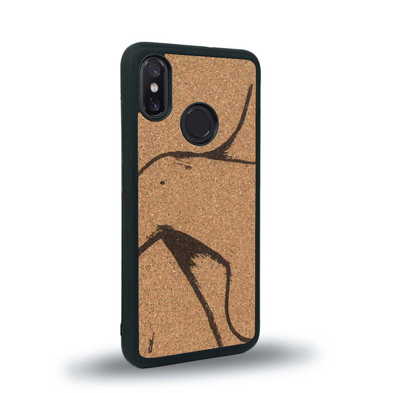 Coque de protection en bois véritable fabriquée en France pour Xiaomi Mi 8 représentant une silhouette féminine dessinée à la main par l'artiste Maud Dabs