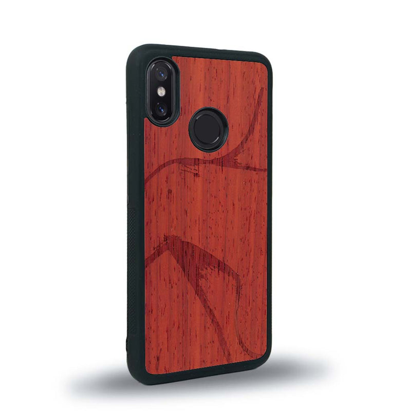 Coque de protection en bois véritable fabriquée en France pour Xiaomi Mi 8 représentant une silhouette féminine dessinée à la main par l'artiste Maud Dabs