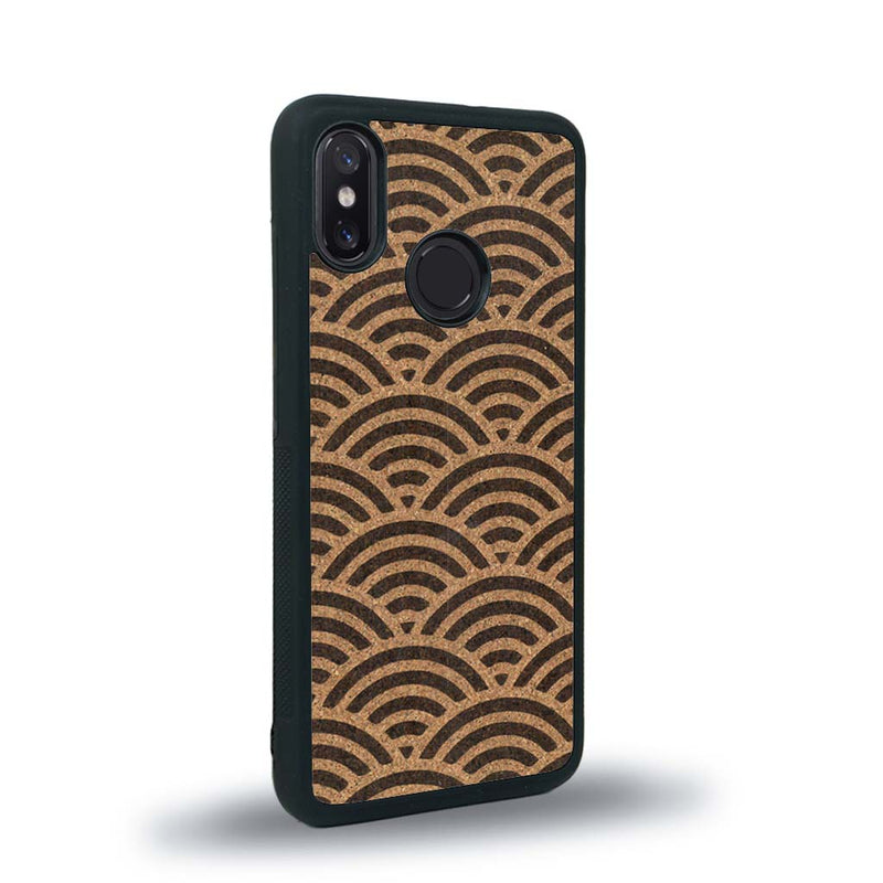 Coque de protection en bois véritable fabriquée en France pour Xiaomi Mi 8 baptisée "La Sinjak" avec un motif de gravure abstrait représentant la répétition d'un symbole wifi