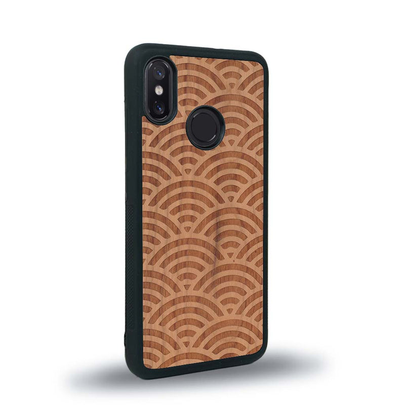 Coque de protection en bois véritable fabriquée en France pour Xiaomi Mi 8 baptisée "La Sinjak" avec un motif de gravure abstrait représentant la répétition d'un symbole wifi