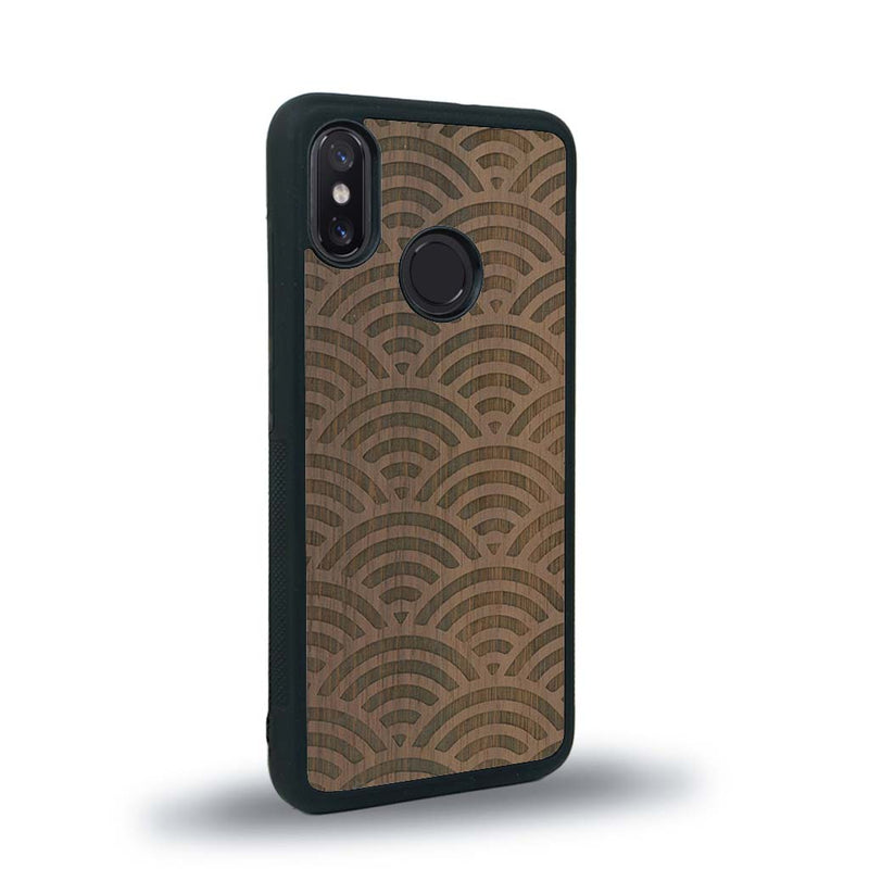 Coque de protection en bois véritable fabriquée en France pour Xiaomi Mi 8 baptisée "La Sinjak" avec un motif de gravure abstrait représentant la répétition d'un symbole wifi