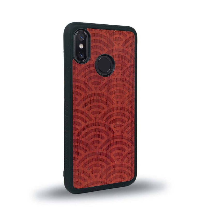 Coque de protection en bois véritable fabriquée en France pour Xiaomi Mi 8 baptisée "La Sinjak" avec un motif de gravure abstrait représentant la répétition d'un symbole wifi