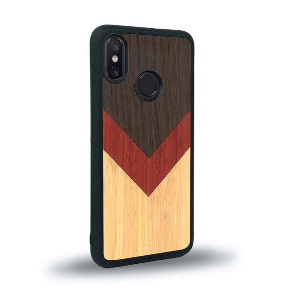 Coque de protection en bois véritable fabriquée en France pour Xiaomi Mi 8 alliant du chêne fumé, du padouk et du bambou en forme de chevron sur le thème de l'art abstrait