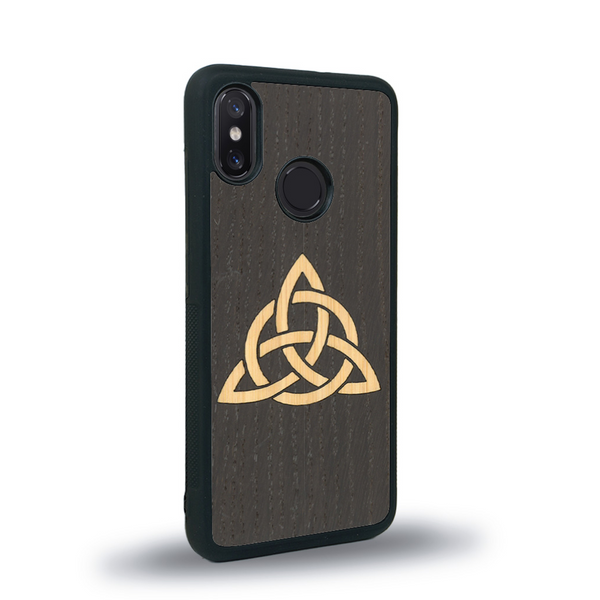 Coque de protection en bois véritable fabriquée en France pour Xiaomi Mi 8 alliant du chêne fumé et du bambou représentant une triquetra
