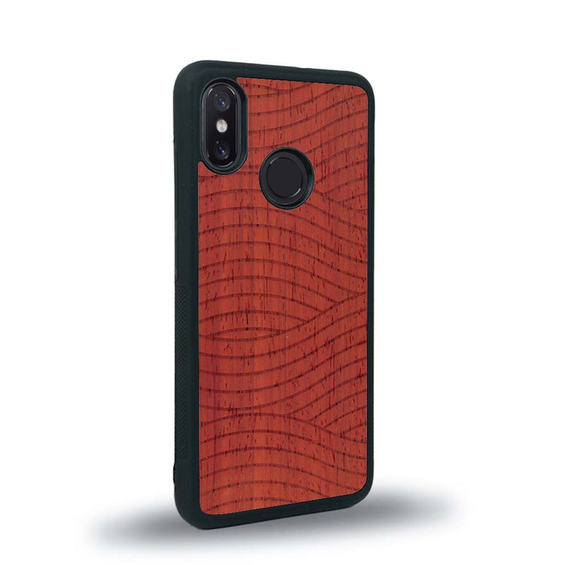 Coque de protection en bois véritable fabriquée en France pour Xiaomi Mi 8 avec un motif moderne et minimaliste sur le thème waves et wavy représentant les vagues de l'océan