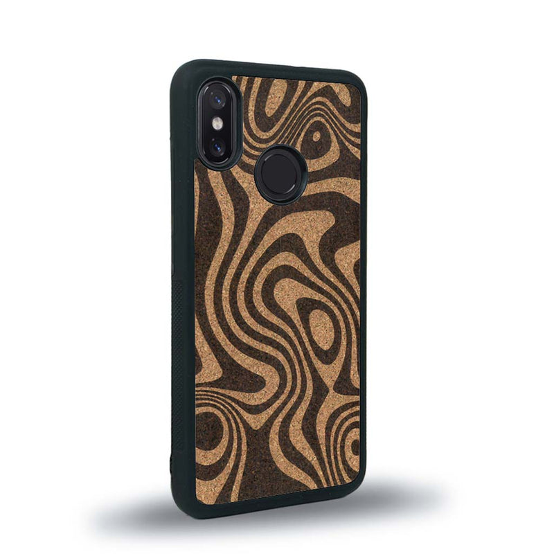 Coque de protection en bois véritable fabriquée en France pour Xiaomi Mi 8 avec un motif abstrait représentant les mouvements de l'eau