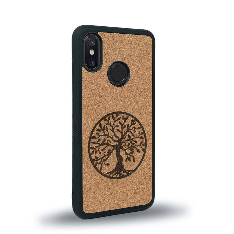 Coque de protection en bois véritable fabriquée en France pour Xiaomi Mi 8 sur le thème de la spiritualité et du yoga avec une gravure zen représentant un arbre de vie