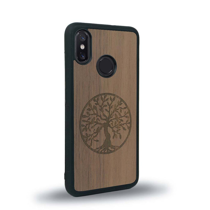 Coque de protection en bois véritable fabriquée en France pour Xiaomi Mi 8 sur le thème de la spiritualité et du yoga avec une gravure zen représentant un arbre de vie