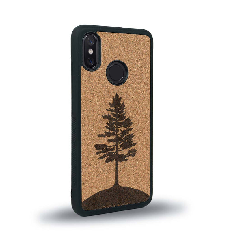 Coque de protection en bois véritable fabriquée en France pour Xiaomi Mi 8 sur le thème de la nature, de la fôret et de l'écoresponsabilité avec une gravure représentant un arbre 