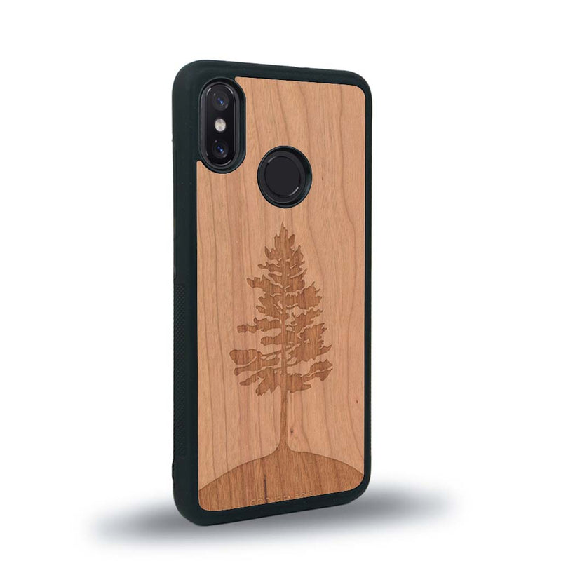 Coque de protection en bois véritable fabriquée en France pour Xiaomi Mi 8 sur le thème de la nature, de la fôret et de l'écoresponsabilité avec une gravure représentant un arbre 