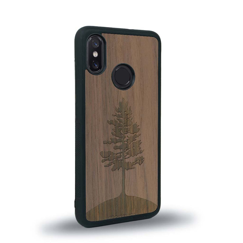 Coque de protection en bois véritable fabriquée en France pour Xiaomi Mi 8 sur le thème de la nature, de la fôret et de l'écoresponsabilité avec une gravure représentant un arbre 