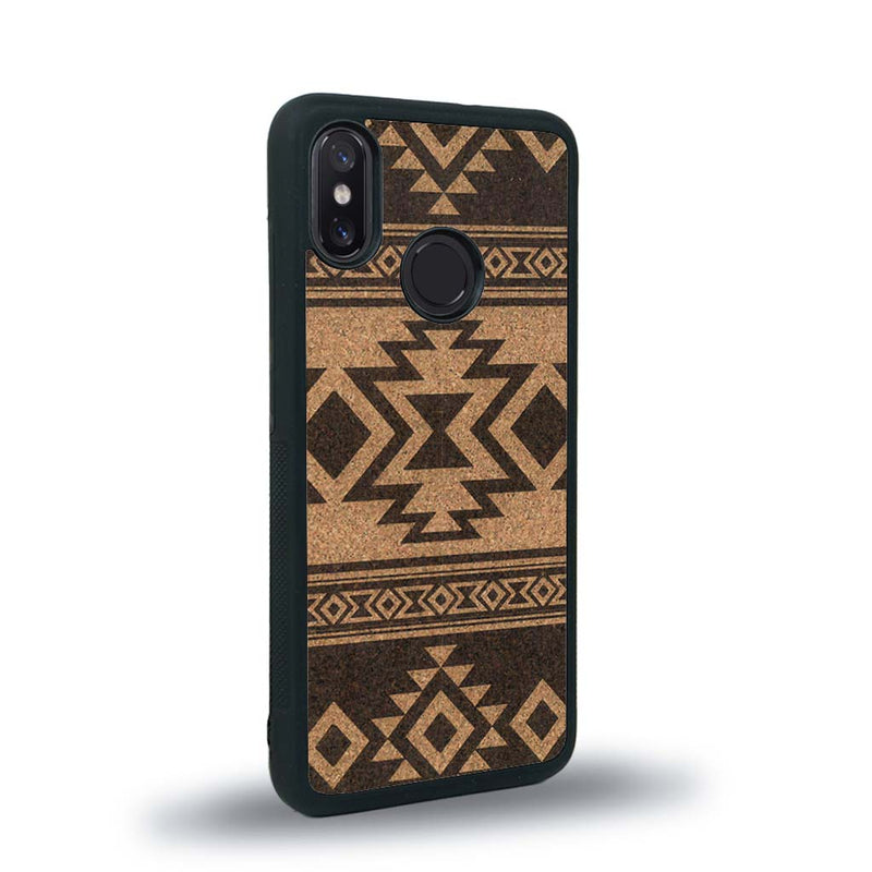 Coque de protection en bois véritable fabriquée en France pour Xiaomi Mi 8 avec des motifs géométriques s'inspirant des temples aztèques, mayas et incas