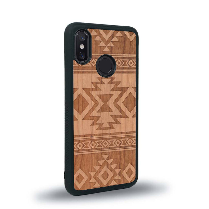 Coque de protection en bois véritable fabriquée en France pour Xiaomi Mi 8 avec des motifs géométriques s'inspirant des temples aztèques, mayas et incas