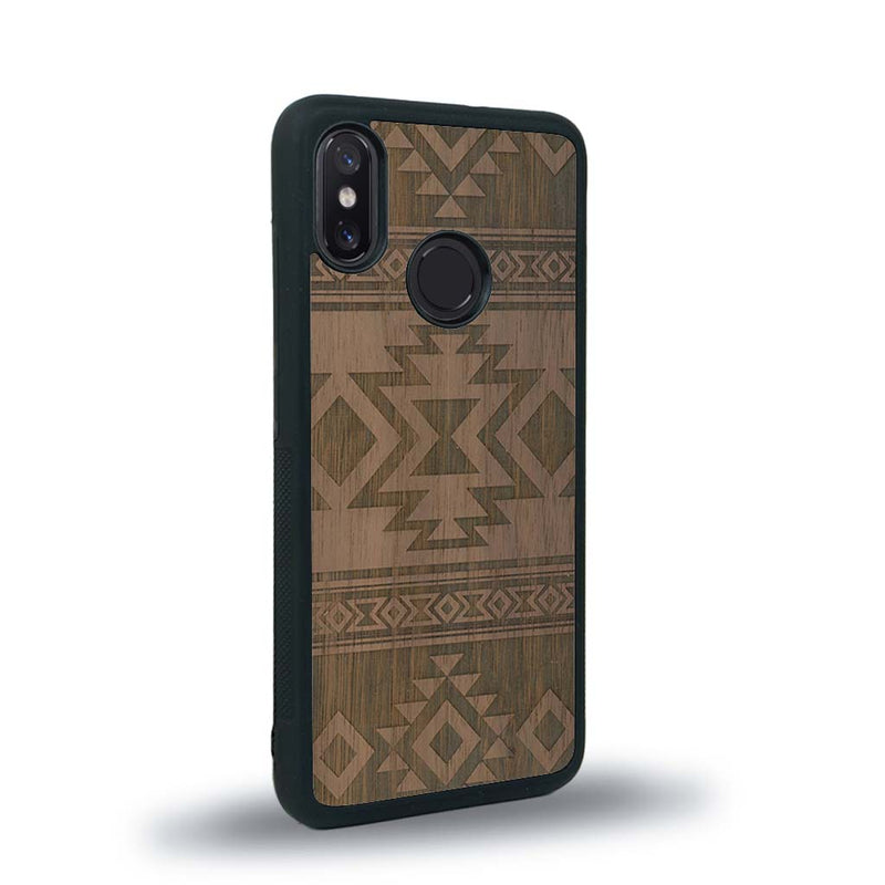 Coque de protection en bois véritable fabriquée en France pour Xiaomi Mi 8 avec des motifs géométriques s'inspirant des temples aztèques, mayas et incas