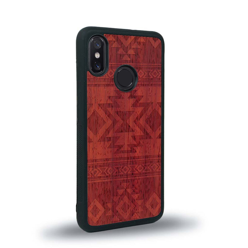Coque de protection en bois véritable fabriquée en France pour Xiaomi Mi 8 avec des motifs géométriques s'inspirant des temples aztèques, mayas et incas
