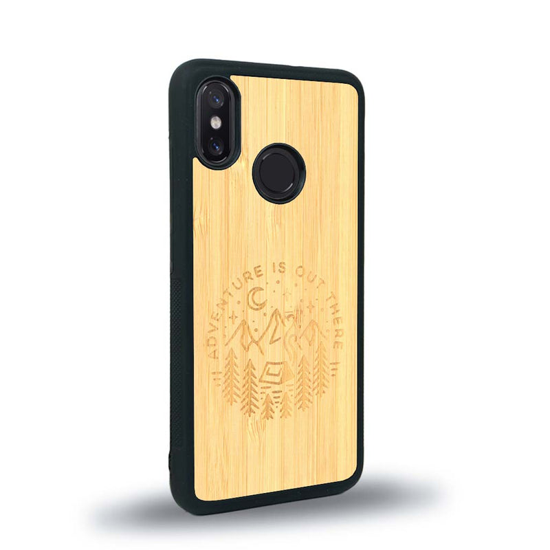 Coque de protection en bois véritable fabriquée en France pour Xiaomi Mi 8 sur le thème du camping en pleine nature et du bivouac avec la phrase "Aventure is out there"