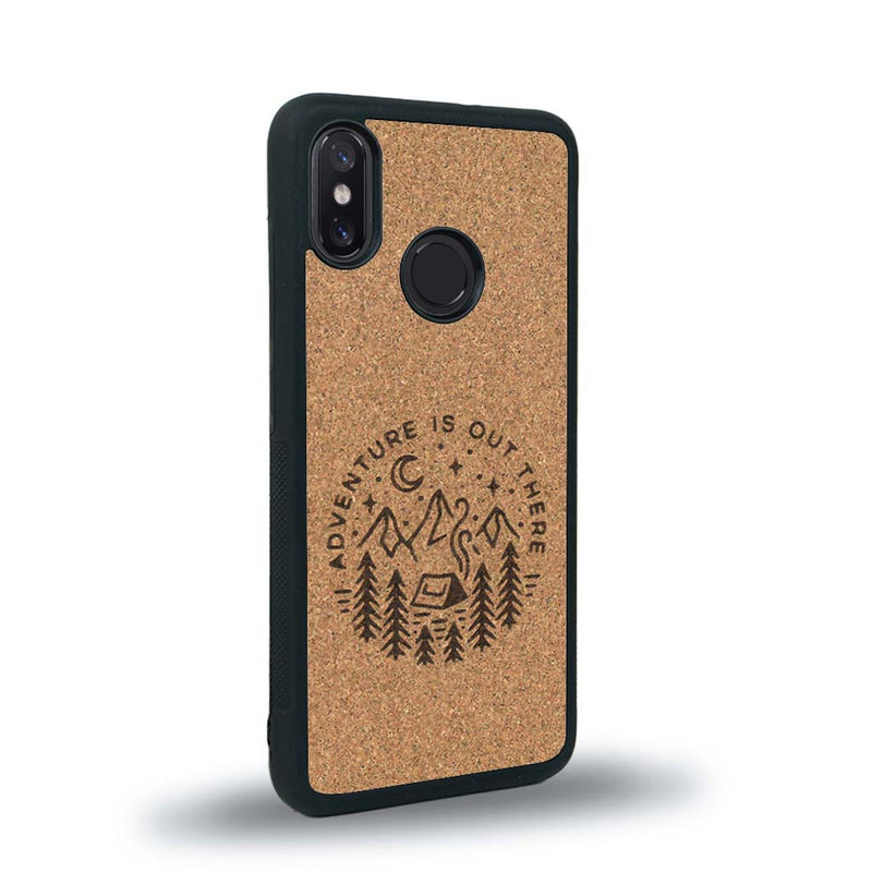 Coque de protection en bois véritable fabriquée en France pour Xiaomi Mi 8 sur le thème du camping en pleine nature et du bivouac avec la phrase "Aventure is out there"