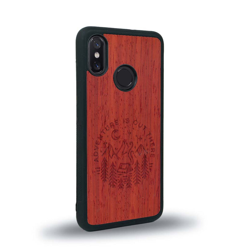 Coque de protection en bois véritable fabriquée en France pour Xiaomi Mi 8 sur le thème du camping en pleine nature et du bivouac avec la phrase "Aventure is out there"