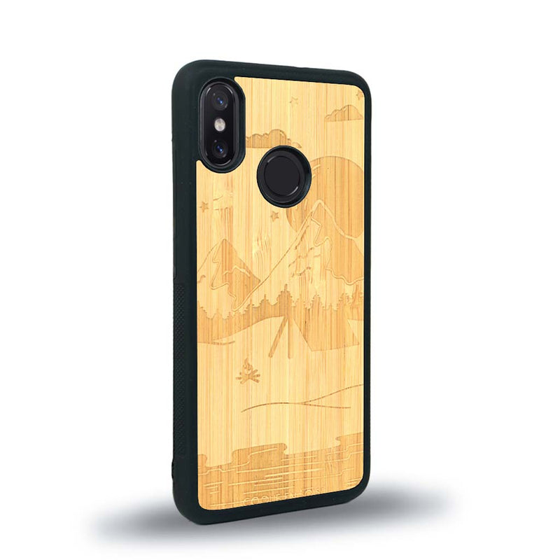 Coque de protection en bois véritable fabriquée en France pour Xiaomi Mi 8 sur le thème du camping en pleine nature représentant une tente avec un feu de camp entouré de montagnes