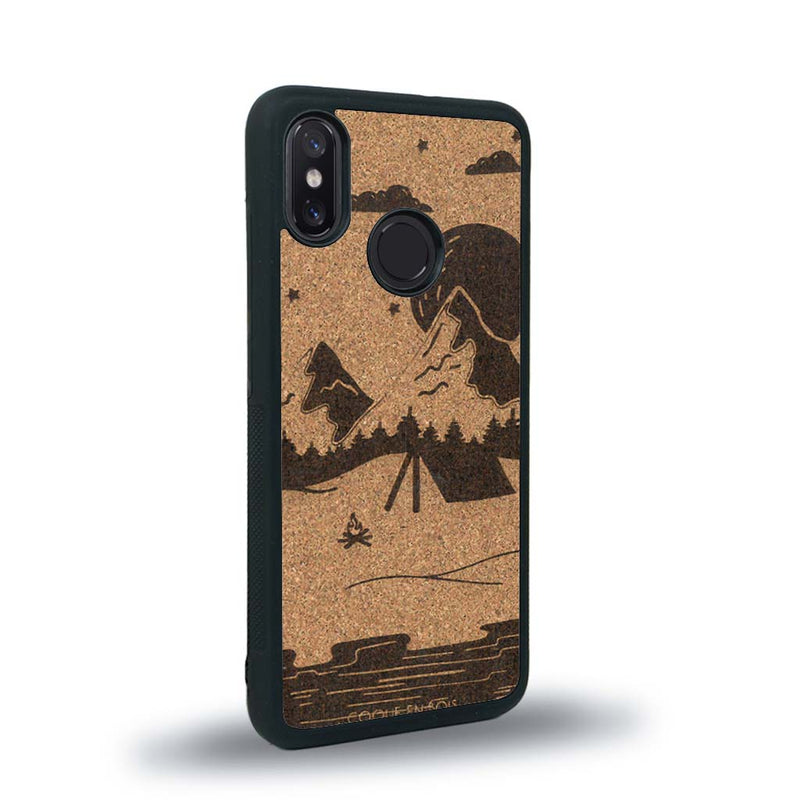 Coque de protection en bois véritable fabriquée en France pour Xiaomi Mi 8 sur le thème du camping en pleine nature représentant une tente avec un feu de camp entouré de montagnes