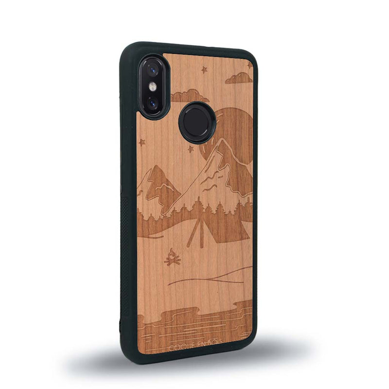 Coque de protection en bois véritable fabriquée en France pour Xiaomi Mi 8 sur le thème du camping en pleine nature représentant une tente avec un feu de camp entouré de montagnes