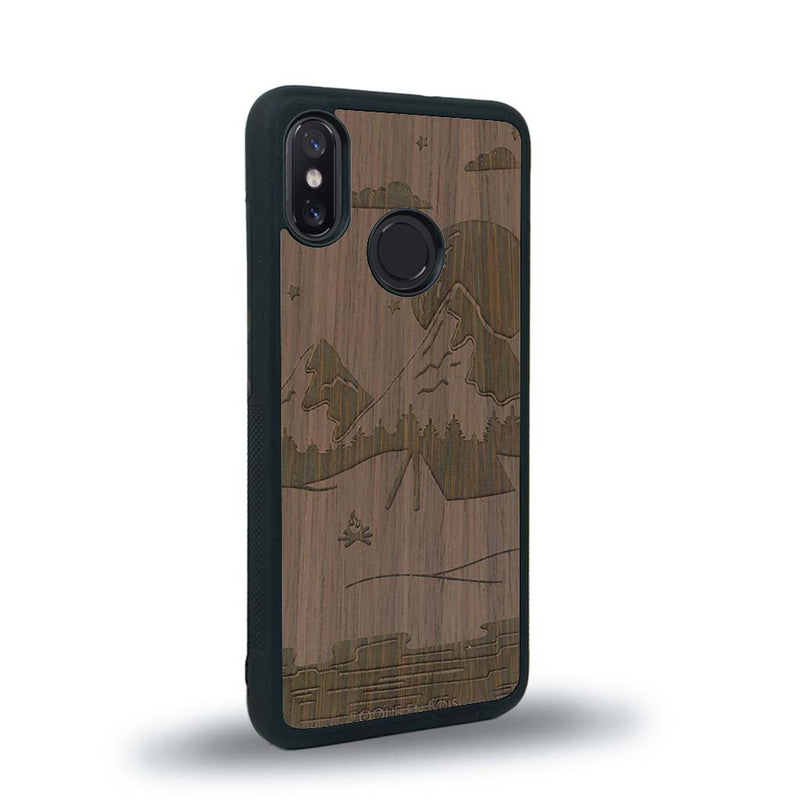 Coque de protection en bois véritable fabriquée en France pour Xiaomi Mi 8 sur le thème du camping en pleine nature représentant une tente avec un feu de camp entouré de montagnes