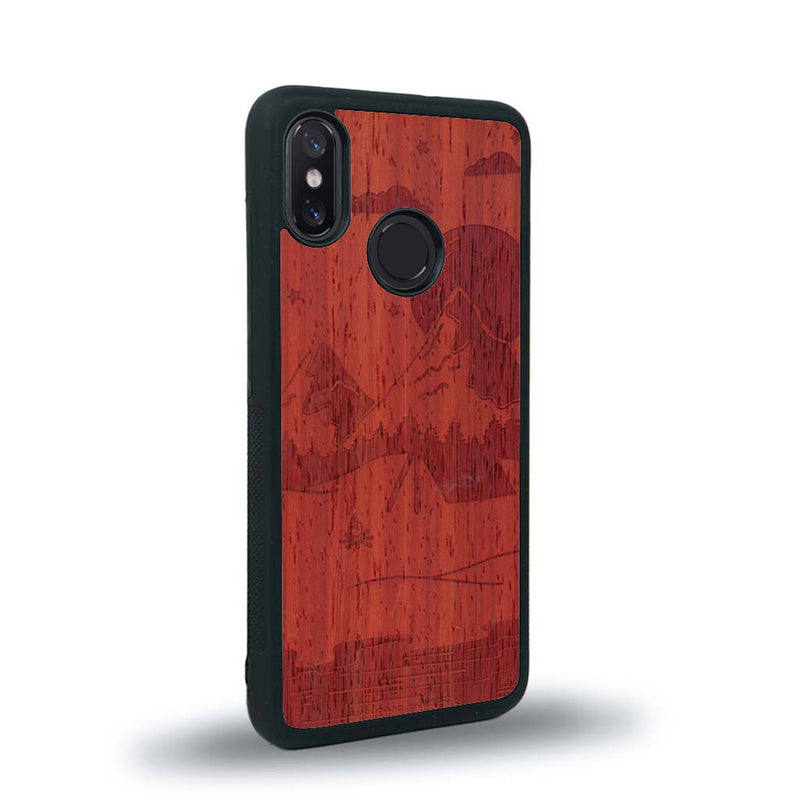 Coque de protection en bois véritable fabriquée en France pour Xiaomi Mi 8 sur le thème du camping en pleine nature représentant une tente avec un feu de camp entouré de montagnes