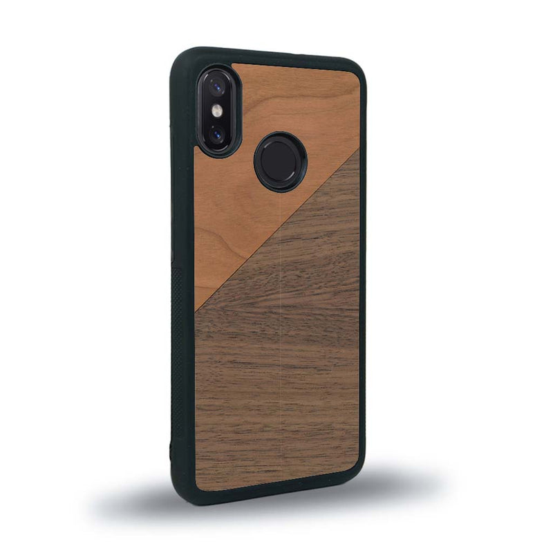 Coque de protection en bois véritable fabriquée en France pour Xiaomi Mi 8 alliant du merisier et du noyer formant chacun un triangle avec une jointure en diagonale sur le thème de l'art abstrait