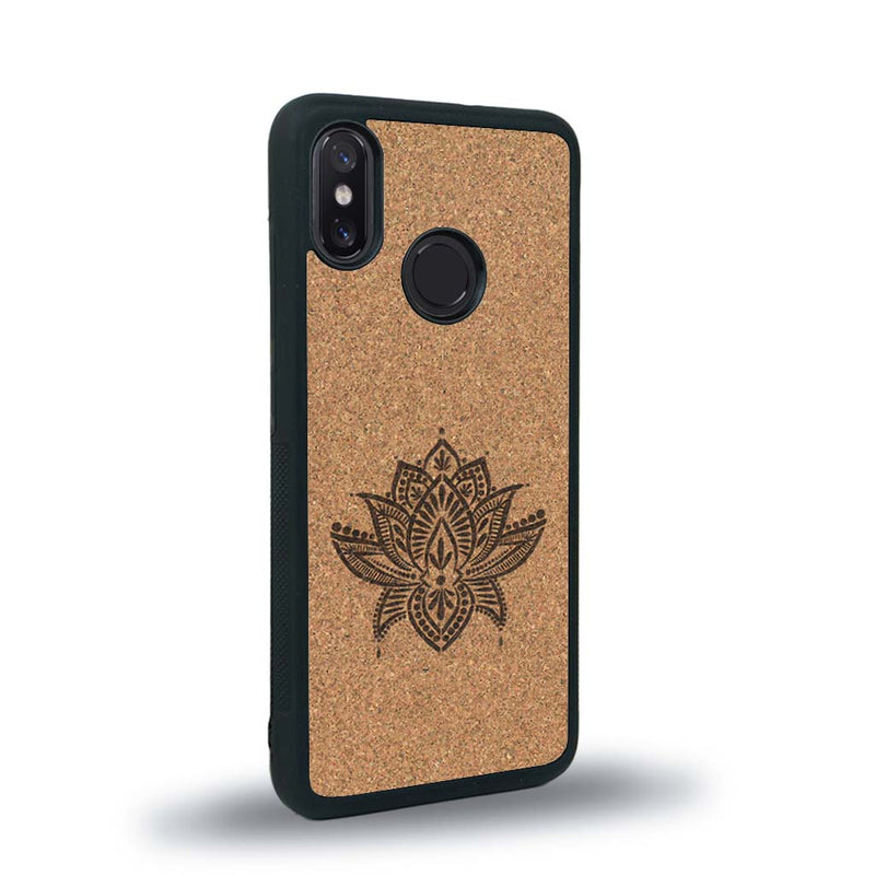 Coque de protection en bois véritable fabriquée en France pour Xiaomi Mi 8 sur le thème de la nature et du yoga avec une gravure zen représentant une fleur de lotus