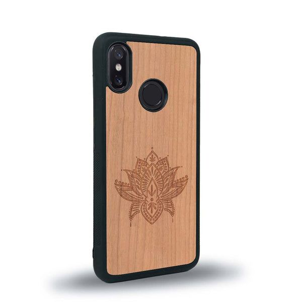Coque de protection en bois véritable fabriquée en France pour Xiaomi Mi 8 sur le thème de la nature et du yoga avec une gravure zen représentant une fleur de lotus