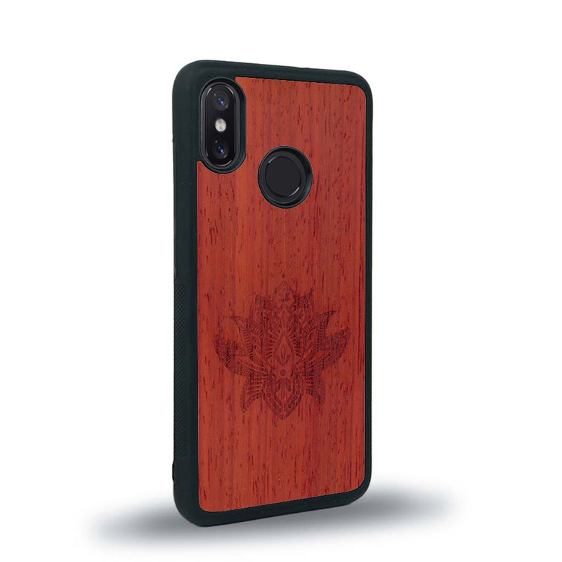 Coque de protection en bois véritable fabriquée en France pour Xiaomi Mi 8 sur le thème de la nature et du yoga avec une gravure zen représentant une fleur de lotus