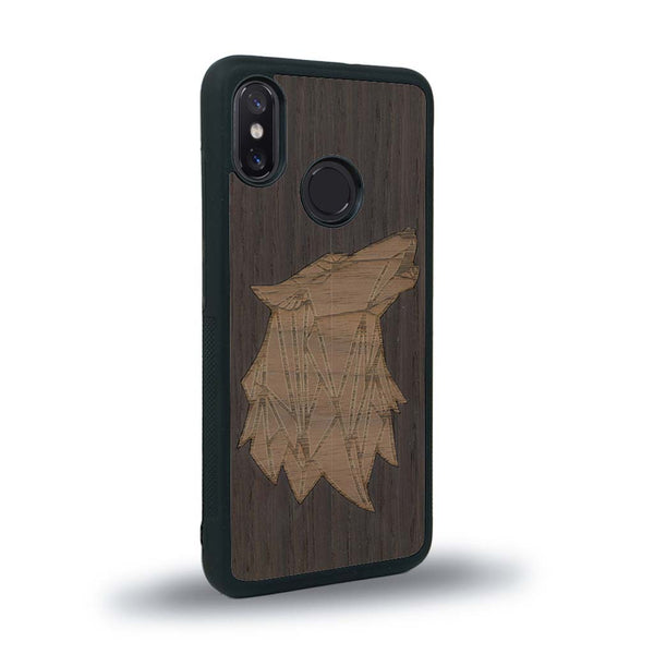 Coque de protection en bois véritable fabriquée en France pour Xiaomi Mi 8 alliant du chêne fumé et du noyer représentant une tête de loup géométrique de profil sur le thème des animaux et de la nature