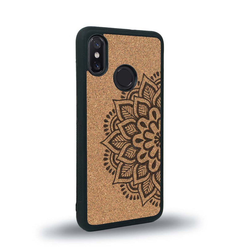 Coque de protection en bois véritable fabriquée en France pour Xiaomi Mi 8 sur le thème de la bohème et du tatouage au henné avec une gravure représentant un mandala