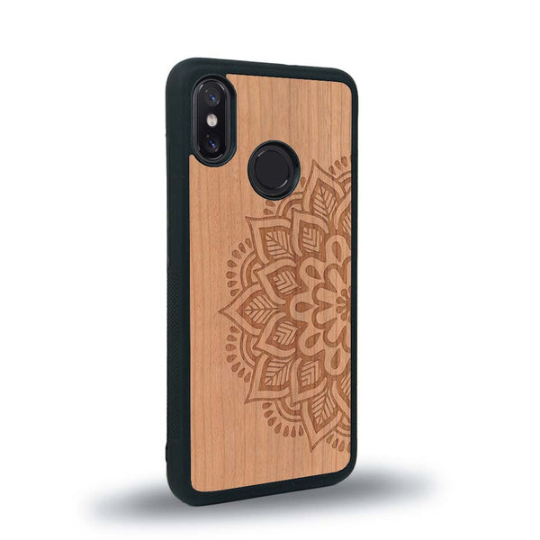 Coque de protection en bois véritable fabriquée en France pour Xiaomi Mi 8 sur le thème de la bohème et du tatouage au henné avec une gravure représentant un mandala
