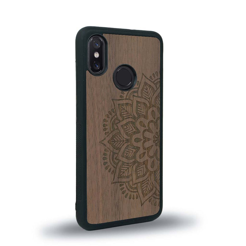Coque de protection en bois véritable fabriquée en France pour Xiaomi Mi 8 sur le thème de la bohème et du tatouage au henné avec une gravure représentant un mandala