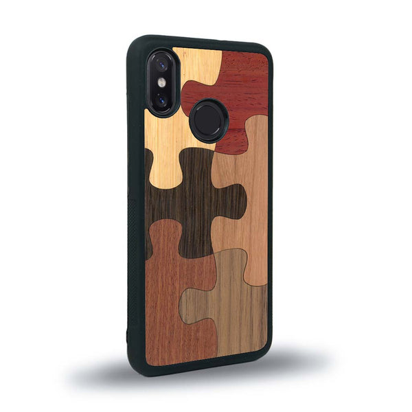 Coque de protection en bois véritable fabriquée en France pour Xiaomi Mi 8 représentant un puzzle en six pièces qui allie du chêne fumé, du noyer, du bambou, du padouk, du merisier et de l'acajou