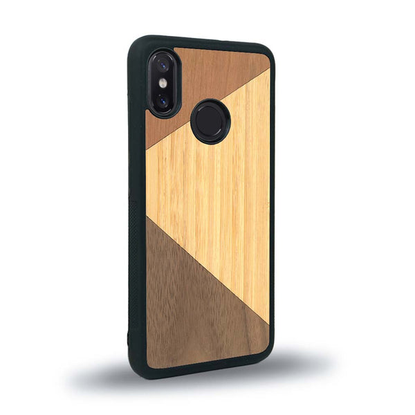 Coque de protection en bois véritable fabriquée en France pour Xiaomi Mi 8 alliant du merisier, du noyer et du bambou formant chacun deux triangles et un trapèze avec deux jointures en diagonale sur le thème de l'art abstrait