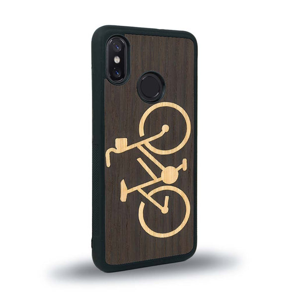 Coque de protection en bois véritable fabriquée en France pour Xiaomi Mi 8 sur le theme du vélo et de l'outdoor qui allie du bambou et du chêne fumé représentant un vélo