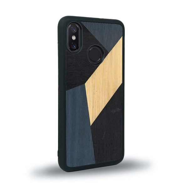 Coque de protection en bois véritable fabriquée en France pour Xiaomi Mi 8 alliant du bambou, du tulipier bleu et noir en forme de mosaïque minimaliste sur le thème de l'art abstrait