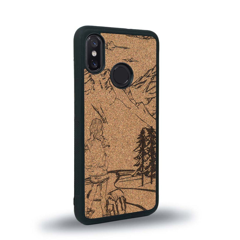 Coque de protection en bois véritable fabriquée en France pour Xiaomi Mi 8 sur le thème de la randonnée en montagne et de l'aventure avec une gravure représentant une femme de dos face à un paysage de nature