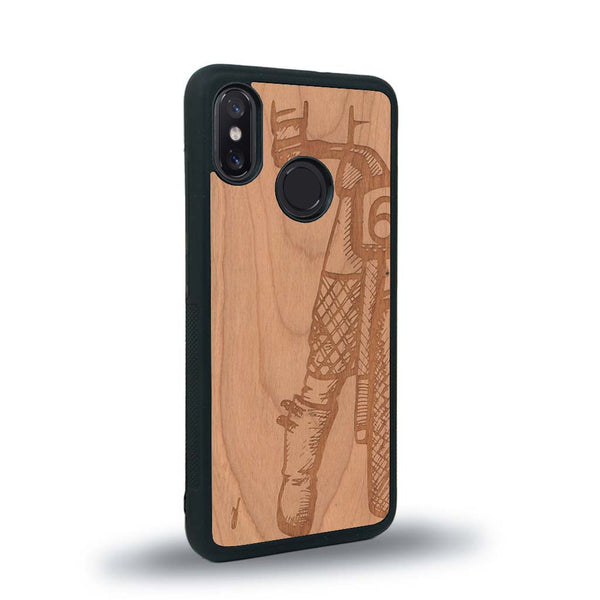 Coque de protection en bois véritable fabriquée en France pour Xiaomi Mi 8 représentant une vue de face d'une femme sur une moto vintage dessinée à la main par l'artiste Maud Dabs